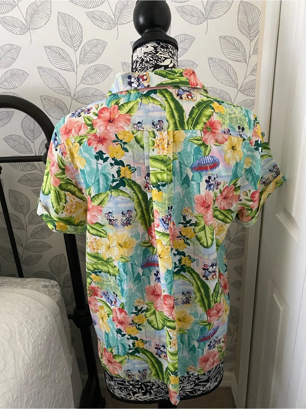 Women’s Disney x Tommy Bahama collaboration linen camp shirt w/ Mickey & Minnie - Picture 4 of 12